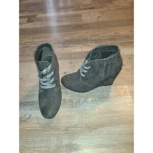 Cato size 7 women's gray faux suede booties
